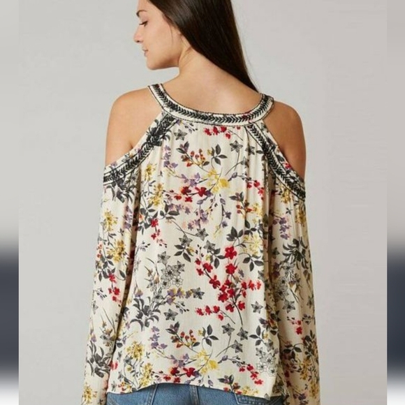 BKE Women,s Embroidered Cold Shoulder floral Top  Size M - Picture 2 of 8
